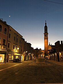 Piazza Chilesotti al tramonto.jpg