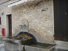 Fontaine-lavoir datée de 1885