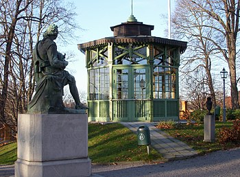 Bellmanstatyn med Hasselbackens lusthus (vänster) och vid Brunnsviken intill Kräftriket (höger).