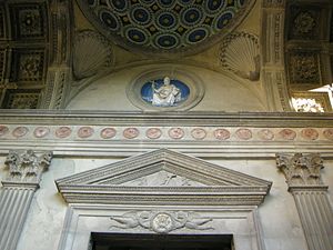 Puerta de entrada, con el tondo de San Andrés de Luca della Robbia