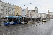 ハウプト広場電停（Hauptplatz）に停車する電車 写真右側はペストリングベルク鉄道の専用ホームとなっている（2011年撮影）