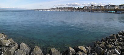 Vue panoramique du Léman depuis la jetée menant au jet d'eau à Genève