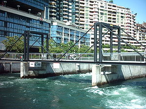 Die drei Wehre des Barrage du Seujet mit dem Fussgängersteg