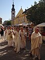 Vesta-szüzek bevonulása a Fő térre.