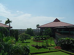 Terminal con jardines