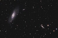 ’n Amateurfoto van M106 (links bo) met sy moontlike metgesel, die spiraalstelsel NGC 4217, regs onder.