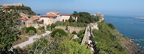 Panorama sur le fort du Faucon (Forte Falcone) (à gauche) et sur la maison de Napoléon (Villa dei Mulini au centre) et ses jardins.