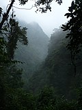 Fujian er rik på fjellandskap, og vert ofte omtala som «åtte delar fjell, ein del vatn, og ein del dyrka jord» (八山一水一分田).