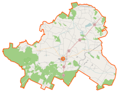 Mapa konturowa powiatu szydłowieckiego, blisko centrum na dole znajduje się punkt z opisem „Ratusz Miejski w Szydłowcu”