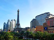 The Parisian Macao, met replica van de Eiffeltoren. Een van de vele casinoresorts aan de Cotai strip in Macau