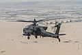 Helikoptéra Apache před přistáním na základně