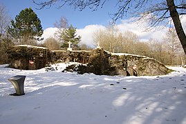 Abri d'intervalle pour l'infanterie FT3 (entre Froideterre et Thiaumont), tellement pilonné que les fers du béton armé sont à nu.