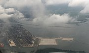 Het nog onbebouwde Centrumeiland, grenzend aan het Haveneiland aan de linkerzijde en verbonden met het vasteland via de Benno Premselabrug op de voorgrond (juli 2015)