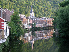 Chaudfontaine et son reflet dans la Vesdre.