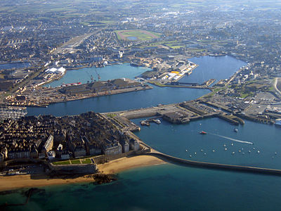 L'avant port protégé par le mole, puis l'écluse et les bassins à flot. Côté gauche Saint Malo intra-muros