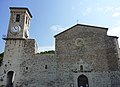 La façade et le clocher de l'église Notre-Dame-de-l'Espérance à l'avant de l'esplanade de la citadelle.