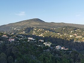 Vue du mont Chauve depuis le village de Colomars.