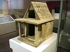 Modèle de bâtiment en terre cuite, début VIIe siècle av. J.-C. Musée national archéologique d'Athènes.