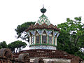 La lanterne recouverte de faïences en morceaux trencadis que Gaudí utilise pour la première fois.