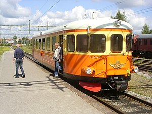 Rälsbussen vid Hennans stationshus