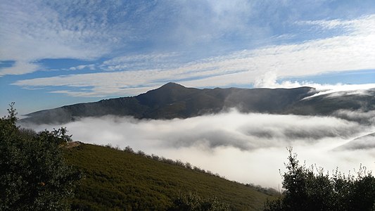 Monte Cabrera con néboa dende o mirador das Médulas