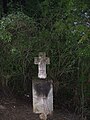 Une croix en pierre ; incrustée au centre, une croix pattée.