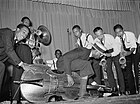 Un orchestre en feu interprète un numéro spécial à Crowley, 1938