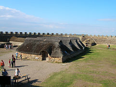 Casas compridas no interior das muralhas.