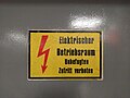 Ein Warnschild vor einem Elektroraum in München