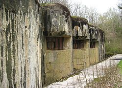 Ouvrage de Latiremont, vue des créneaux pour canon de 75 mm rebetonnés du bloc 6.