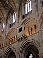 Abadia de Malmesbury, o trifório é o nível intermédio com uma arcada cega.