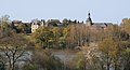 Le château, l'église et l'étang.