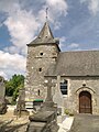 Le clocher et le portail méridional de l'église Saint-Laurent.