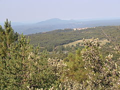 Lac du domaine Saint-Pierre et village de Tourtour.