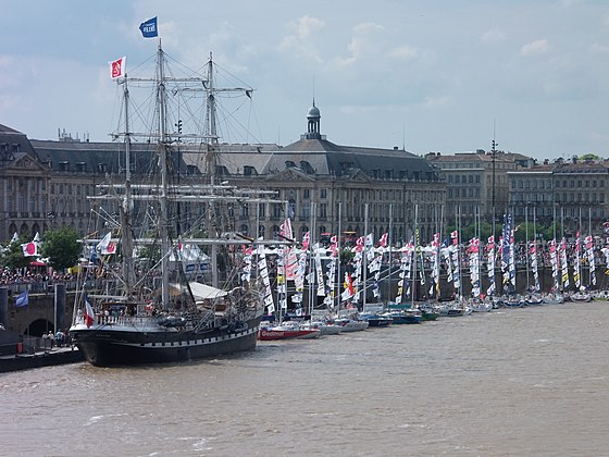 Quais de Bordeaux pendant la fête du fleuve.