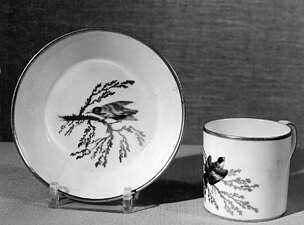 Tasse à café et sous-tasse en porcelaine décorées de d'oiseaux et de branches peints et de dorures, 1791-1800 (photographie de 1962 du KIK-IRPA), Bruxelles, musée de la ville de Bruxelles.