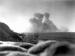 Retombées de terre et poussière, après l'explosion de la mine de la redoute d'Hawthorn Ridge.