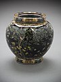 Japonská stříbrná kadidelnice z 19. století od Jasujukiho Namikawy budí dojem jednolitého porcelánu (potažmo kamene), jak je v asijském cloisonné běžné