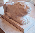 Statue de lion-gardien, règne de Puzur-Inshushinak, calcaire, musée du Louvre (XXIIIe siècle-XXIIe siècle av. J.-C.)