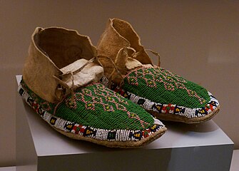 Mocassins cheyennes ou sioux. Cuir, tendons et perles de verre colorées. États-Unis, dernier quart du XIXe siècle.