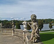 Vasen und Kinderfiguren auf der Balustrade der Terrasse