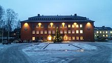 Norrbottens museum med en en julgran framför entrén.