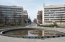 Dwa budynki dobudowane w 1960 roku autorstwa Zofii Fafius o architekturze odmiennej od reszty osiedla, widok od strony fontanny na placu Na Rozdrożu