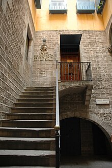 Foto del Centre Excursionista de Catalunya vist des del pati interior on s’ubiquen les columnes romanes i el CEC