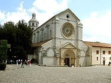 Photographie couleur d'une façade d'église romane