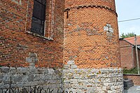 Détail du soubassement en grès et du mur de briques.