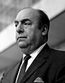 Spisovateľ Pablo Neruda žil a tvoril v Santiagu, držiteľ Nobelovej ceny za literatúru, zomrel krátko po vojenskom prevrate v roku 1973