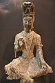 Bodhisattva Avalokitesvara. Grès, H. 43,5 cm. Grottes de Yungang, Shanxi. Fin du Ve siècle. Wei du nord . Musée Cernuschi[67]