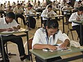 Skriftleg eksamen ved Don Bosco Technical School, ein teknisk fagskule i Sihanoukville i Kampuchea. Studentene har på seg skuleuniform