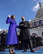 Douglas Emhoff et son épouse Kamala Harris, lors de la prestation de serment de celle-ci comme vice-présidente.